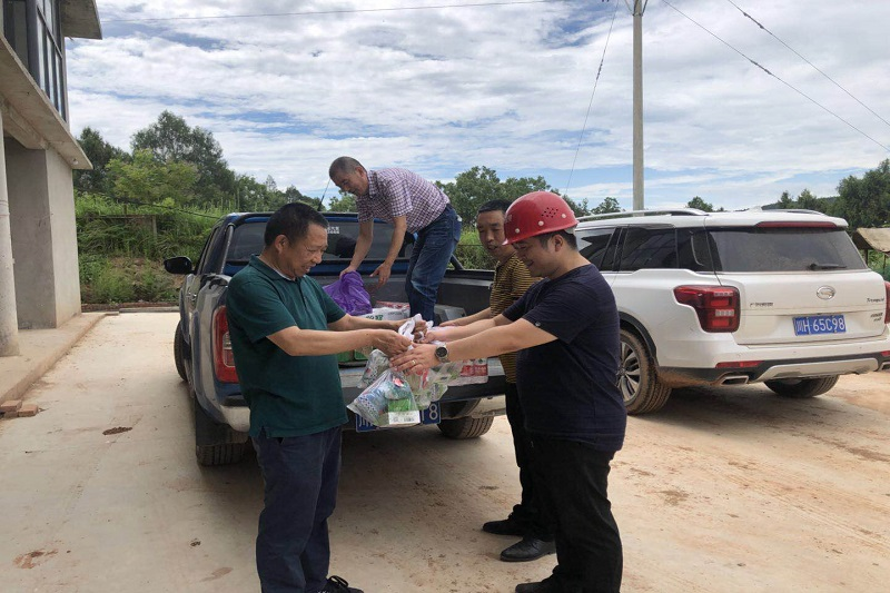 Z6尊龙凯时集团开展“夏日送清凉”高温慰问运动