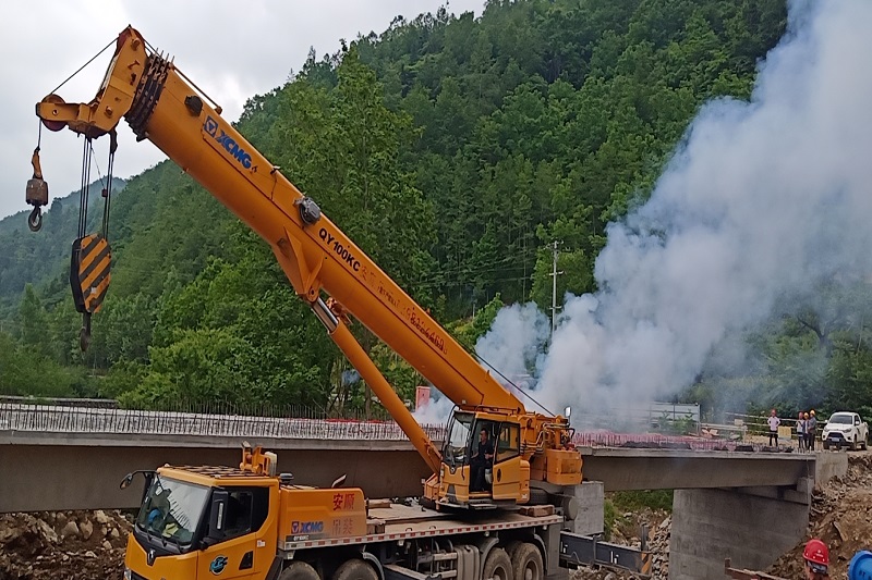 青川县房石项目首片预制箱梁架设顺遂完成