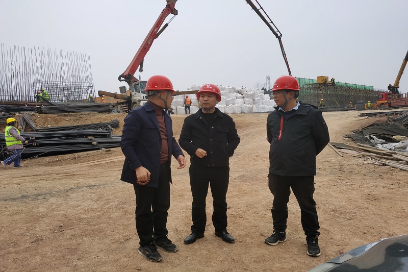 进工地 看进度 盯清静—范文伟检查S205下穿项目